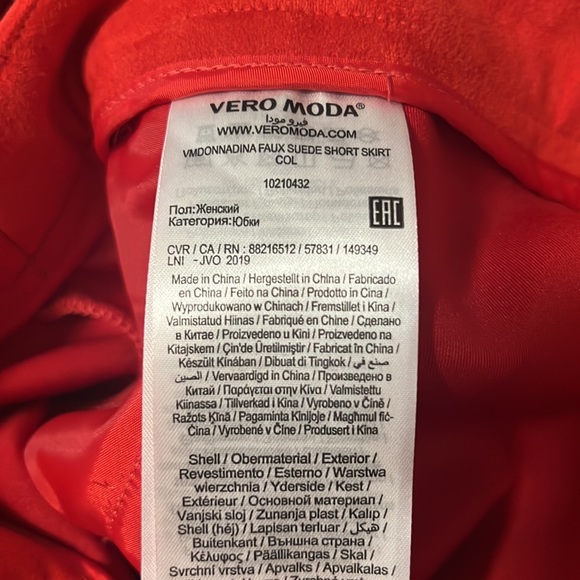 Very Moda Faux suede skirt in a beautiful shade of red. - Picture 7 of 7